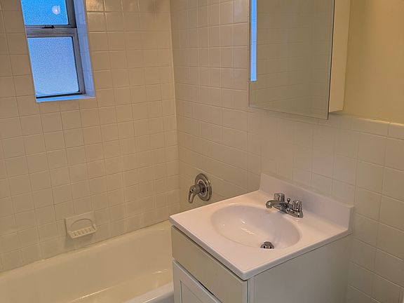 4th image of 464 Howard Ave APT 1AA