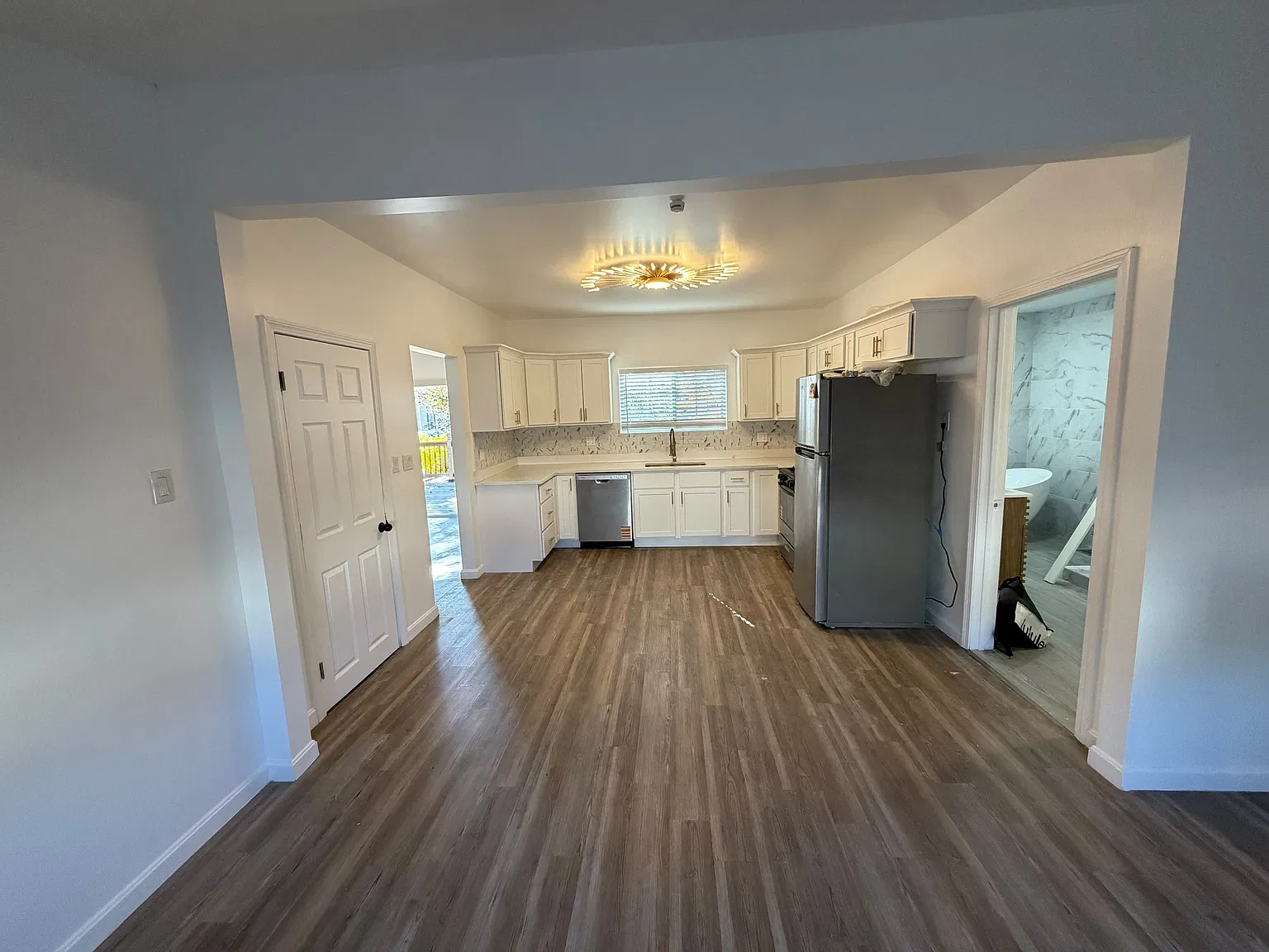 5 bed, 2000 sqft, $4,250 — Photo 3