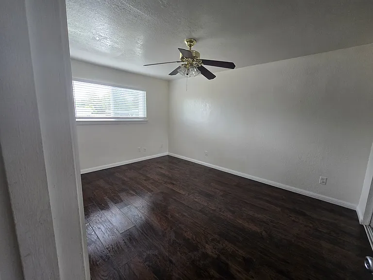 Echo Manor Apartments — Photo 6
