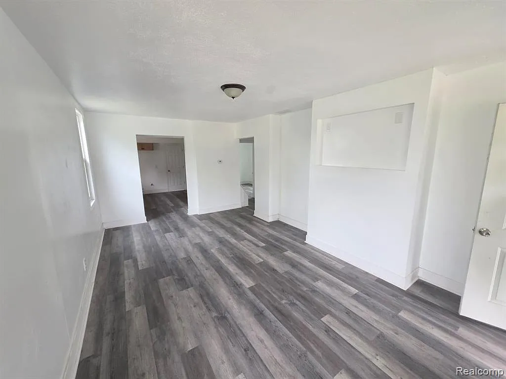 3 bed, 1.0 bath, 802 sqft, $1,300 — Photo 3