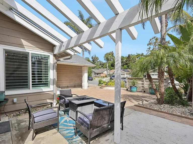1767 Woodbine Pl — Photo 2