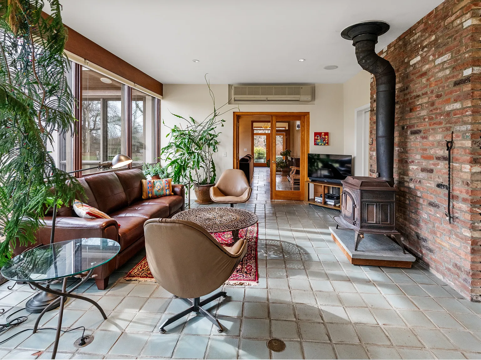 Special 5 Bedroom Home in Water Mill — Photo 4