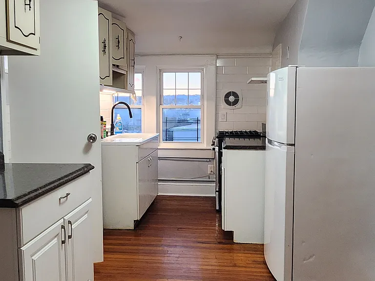 258 Franklin St #3 — Photo 2
