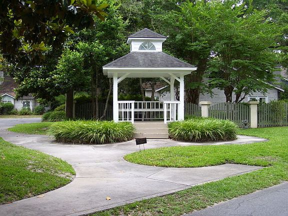 3rd image of 114 Grand Oaks Ln