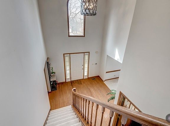 3rd image of 940 E Amberwood Cir