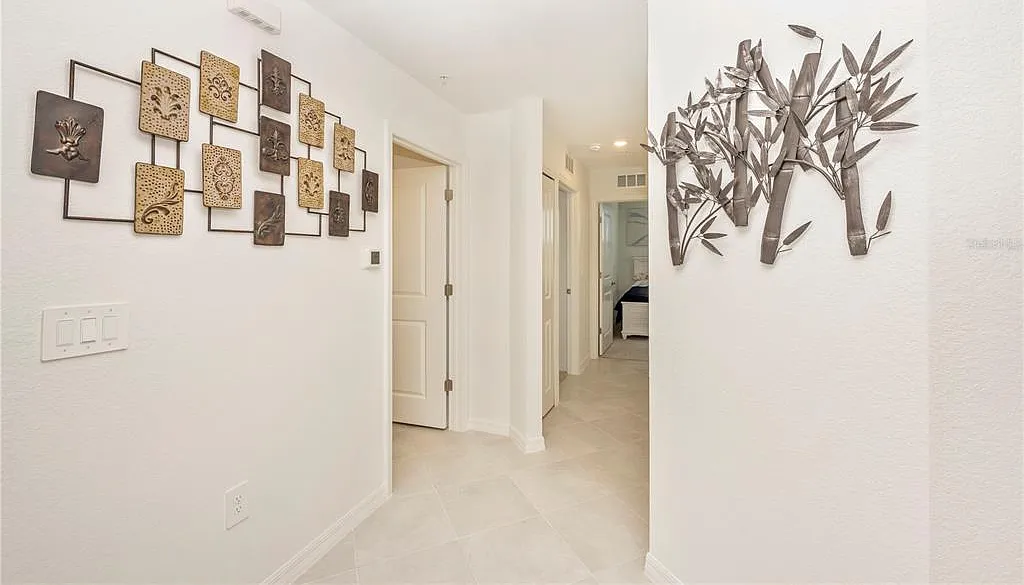 3 bed, 2.0 bath, 1301 sqft, $3,000 — Photo 3