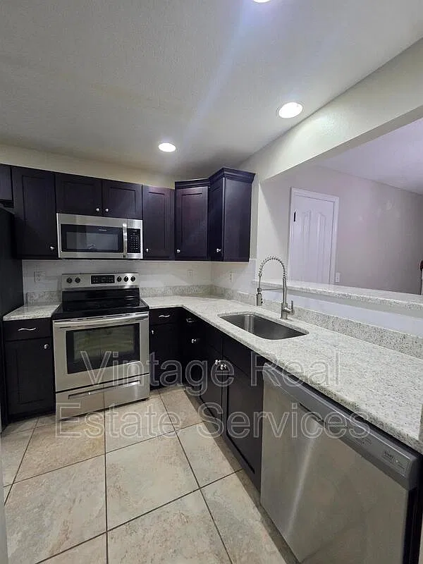 2 bed, 2.5 bath, 1168 sqft, $1,695 — Photo 4