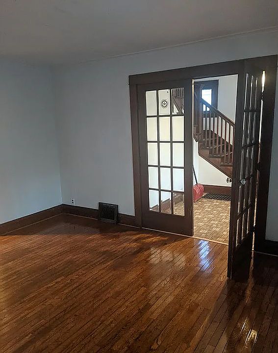1st image of 2333 Benjamin St