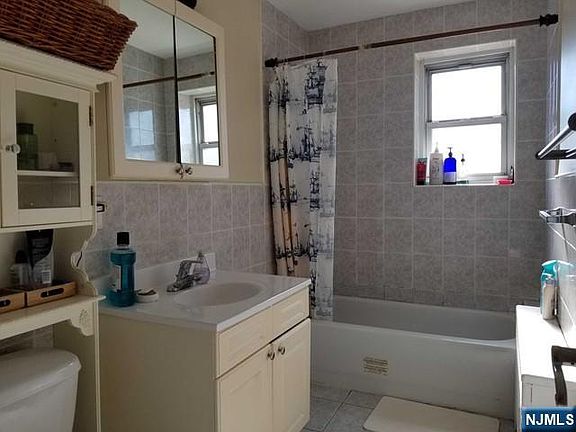 5th image of 2320 Linwood Ave APT 1B