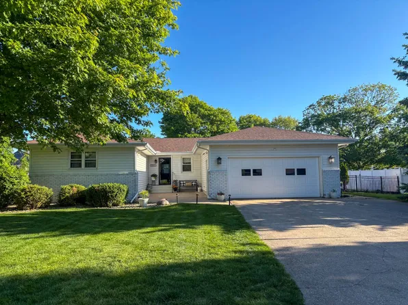 1202 Maplewood Dr, Monmouth, IL 61462