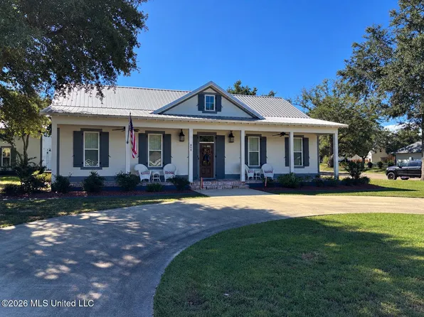 808 Old Spanish Trl, Bay Saint Louis, MS 39520