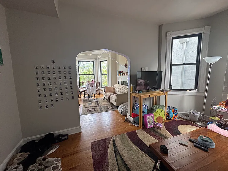 Living room / dining room. Landlord is willing to remove the wall to open up the space. Ask for details. See last pictures.