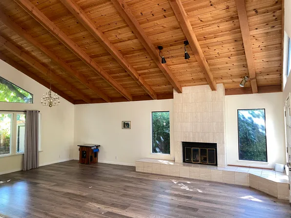 2460 Agnes Way, Palo Alto, CA 94303