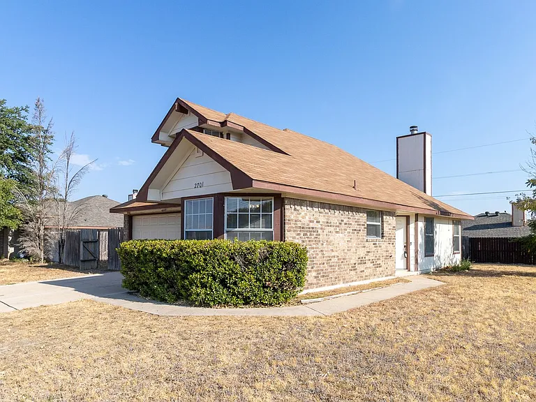 2701 Woodlands Dr — Photo 2