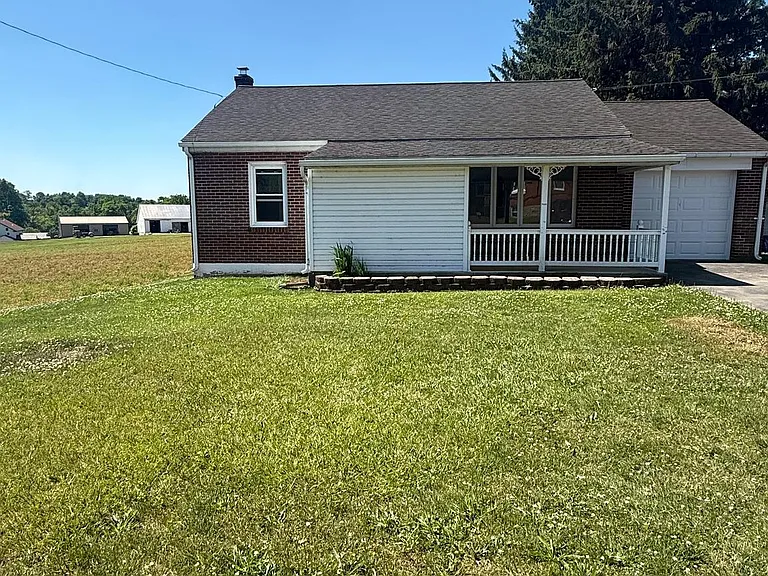3018 Lincoln Hwy E — Photo 2