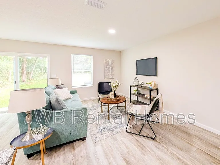 1128 Comanche St — Photo 8