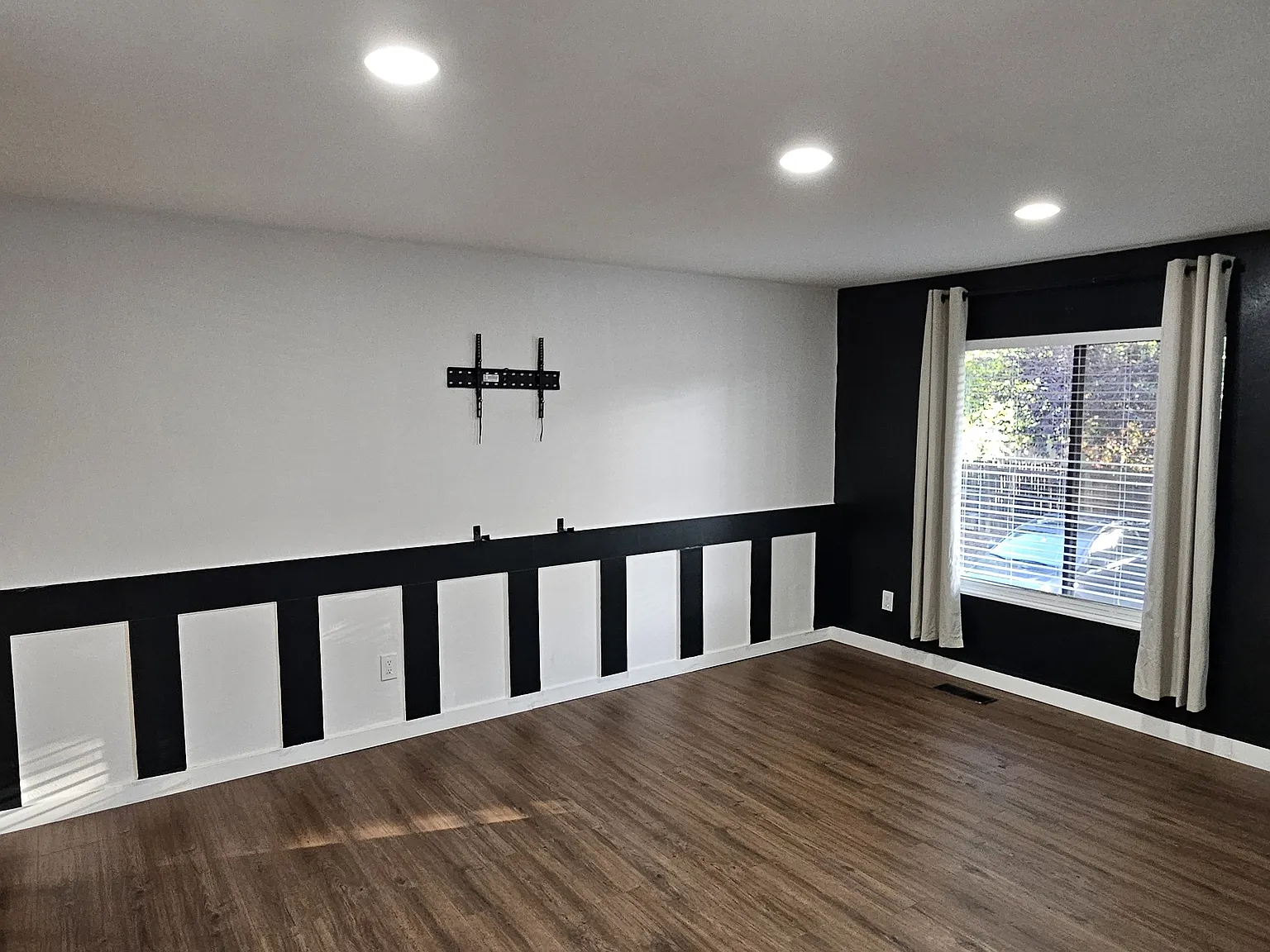 935 Saturn Dr — Photo 3