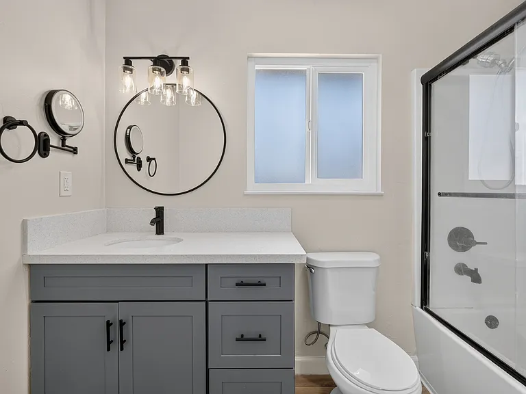 Upstairs full bathroom
