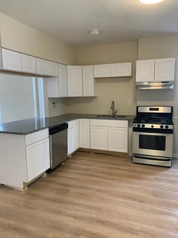 3 bed, 1.0 bath, 1250 sqft, $1,650 — Photo 2