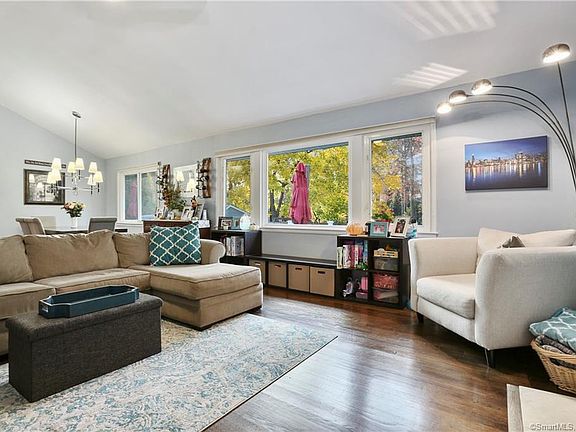 4th image of 80 Rolling Wood Dr