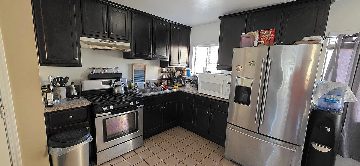 Building Photo - 612 S Acacia Ave #B