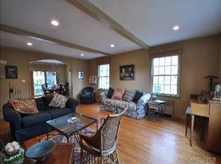 9 Stratford Rd, Port Washington, NY 11050