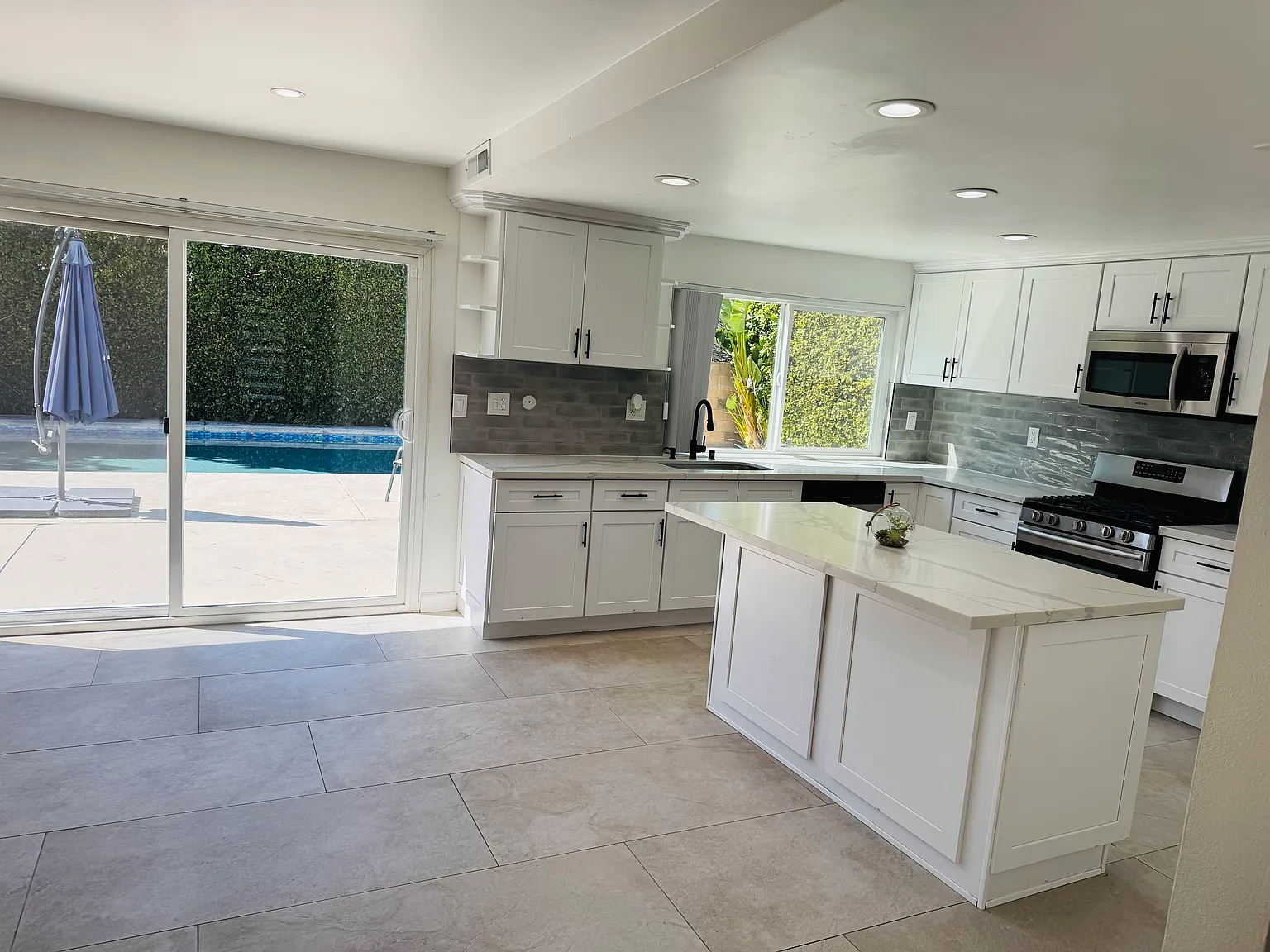 6225 Hesperia Ave — Photo 2