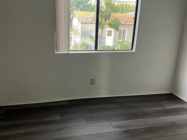 1371 Loma Ave — Photo 10