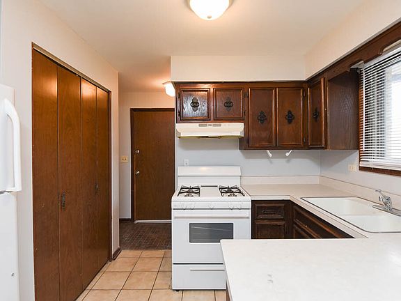 4th image of 3042 N Central Ave #D102