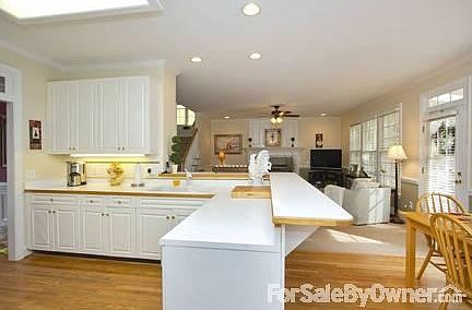Kitchen : Spacious kitchen with breakfast bar and breakfast nook.