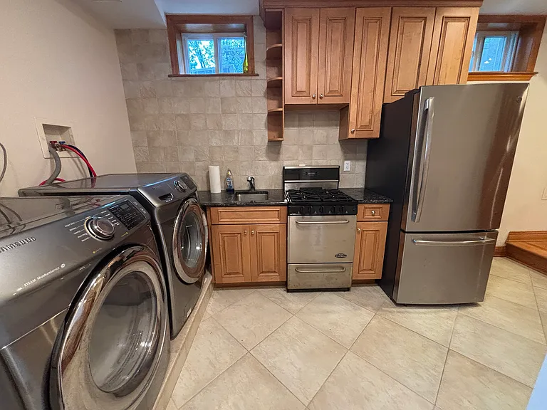 142 Florence St — Photo 2