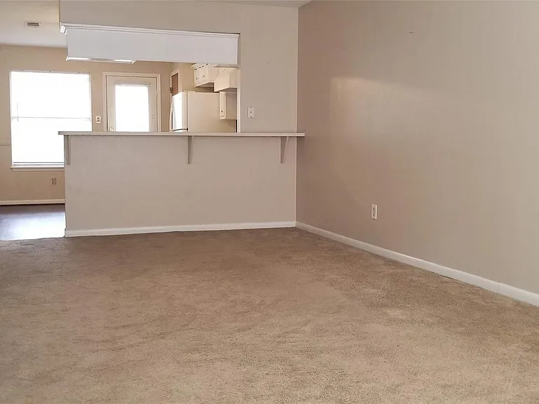 1715 Hazelwood St — Photo 3