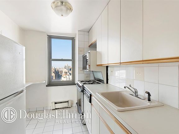 5th image of 301 E 79th St APT 30A