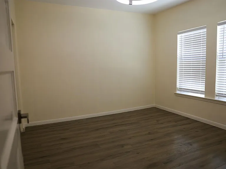 512 Threlkeld St — Photo 12