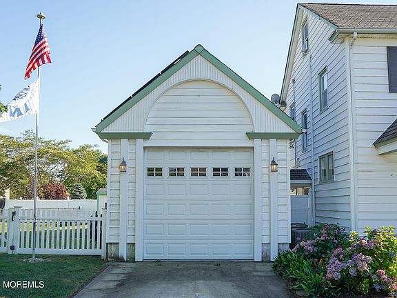 2nd image of 214 Keats Avenue