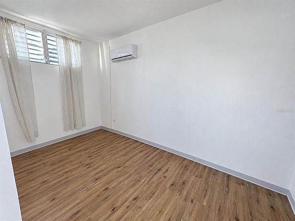 5th image of 2844 Avenue Roosevelt #305
