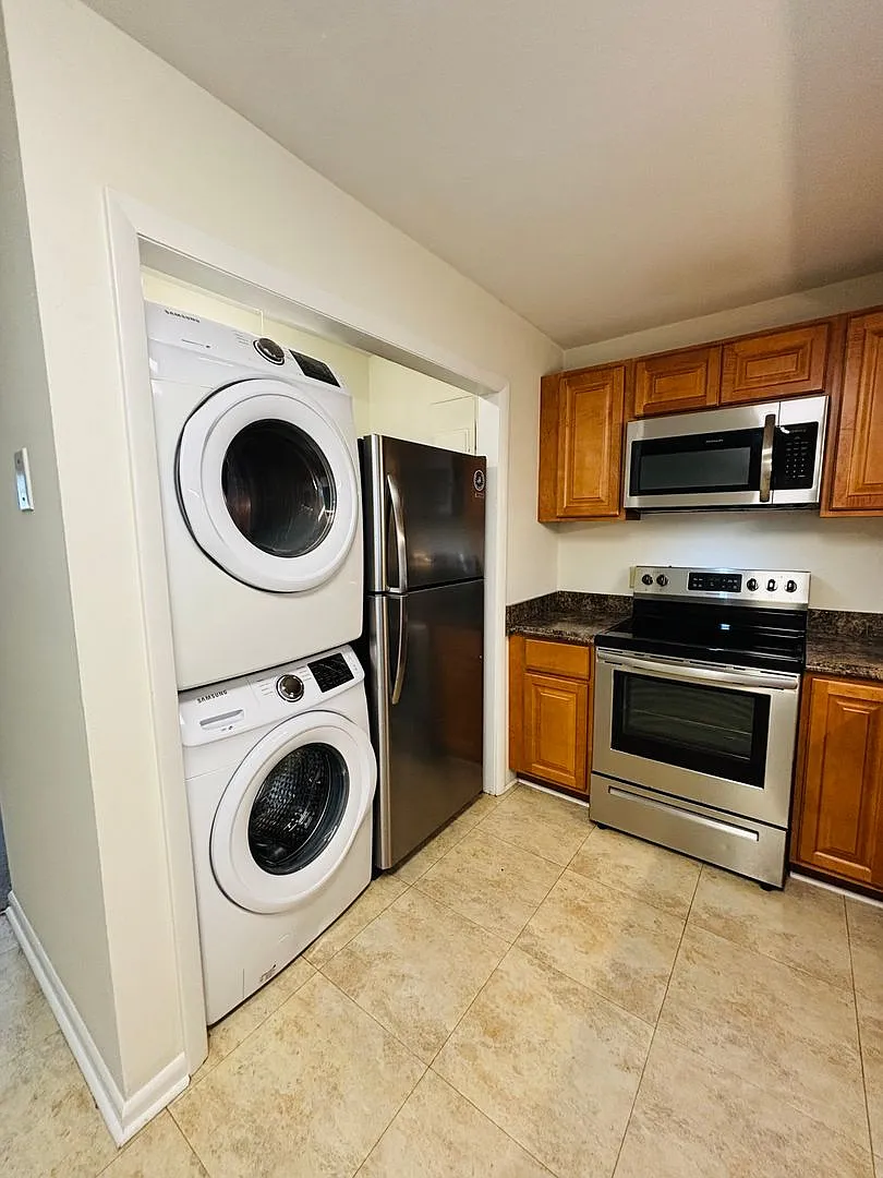 3 Bedroom, 2 Bath Duplex — Photo 4