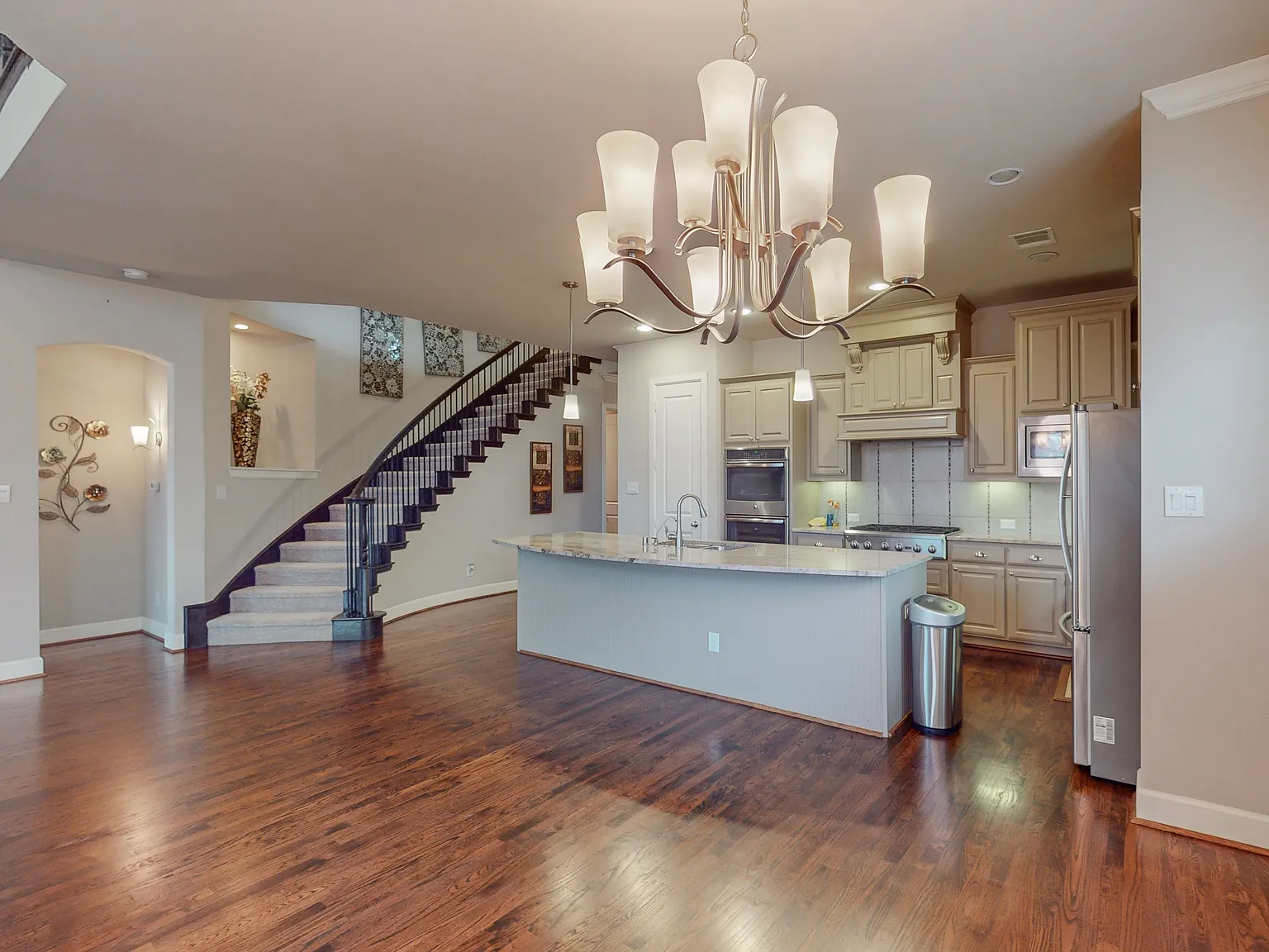 5 bed, 4.5 bath, 3705 sqft, $4,095 — Photo 4