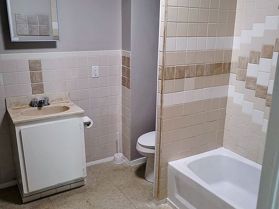 3rd image of 518 N School St #1B