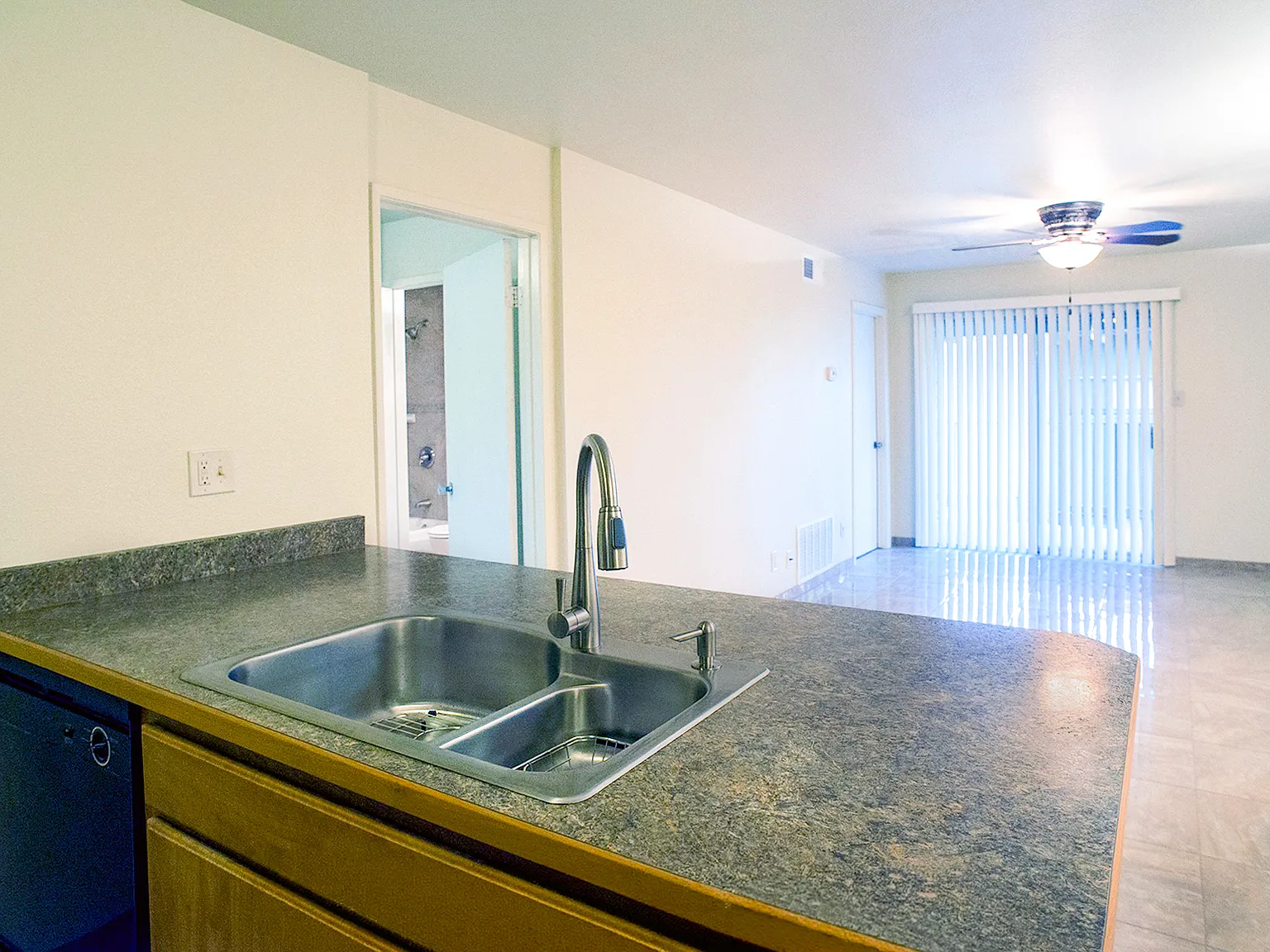 2 bed, 848 sqft, $1,600 — Photo 4