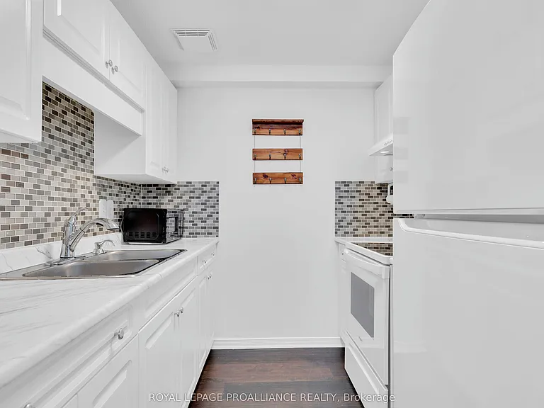 25 Metcalfe St #B — Photo 8