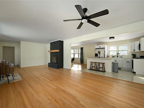 3rd image of 905 E 117th St