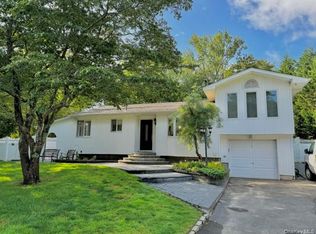4 Halliday Rd, Coram, NY 11727