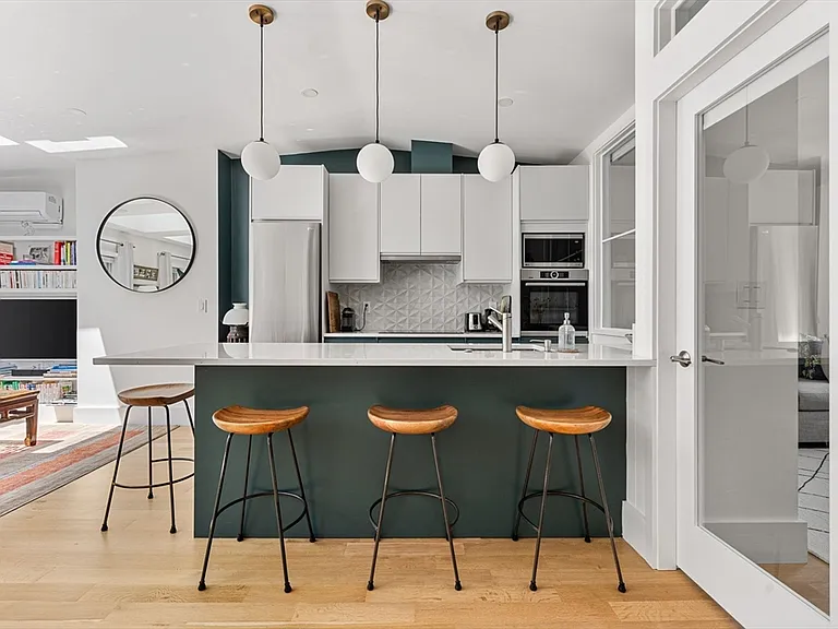 201 W Springfield St #3 — Photo 3