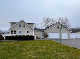 4897 Sunset Dr, Lockport, NY 14094