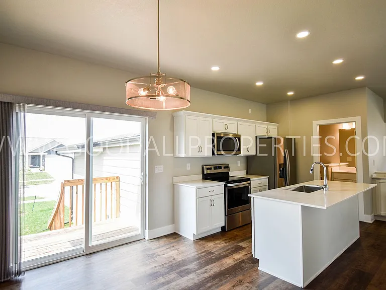 342 N Warrior Ln — Photo 2