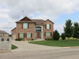 715 Quail Nest Rd, Winfield, KS 67156