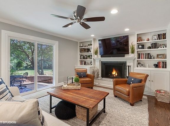 3rd image of 989 Chapel Ct S