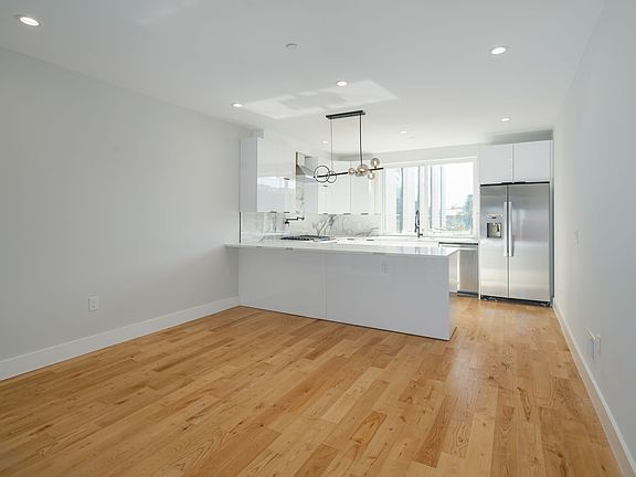 5th image of 2460 Dickinson St