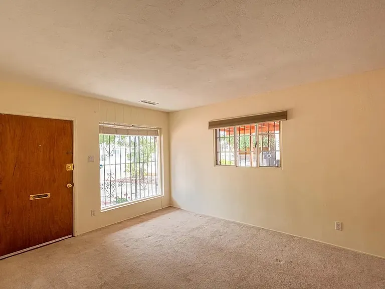8918 Cordova Ave NE — Photo 2
